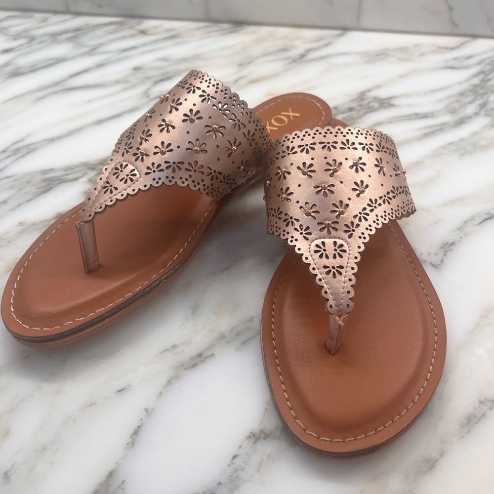 NEW! XOXO Rhonda Slide-On Gold Thong Sandal - Picture 6 of 10